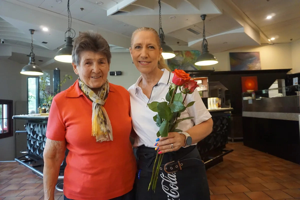 Zwei Damen, eine mit Rosen